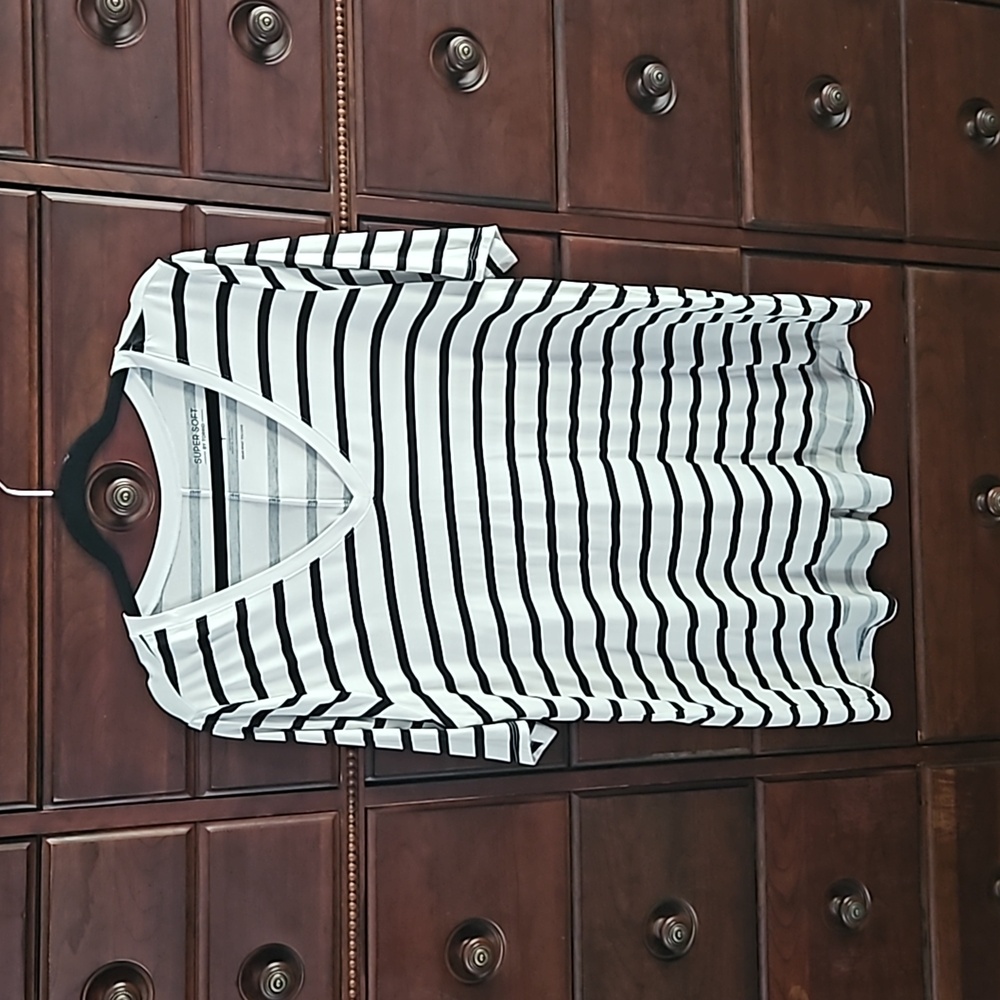 Women's Super Soft Striped Tshirt by Torrid Size 1 (or 1X). Black and white.